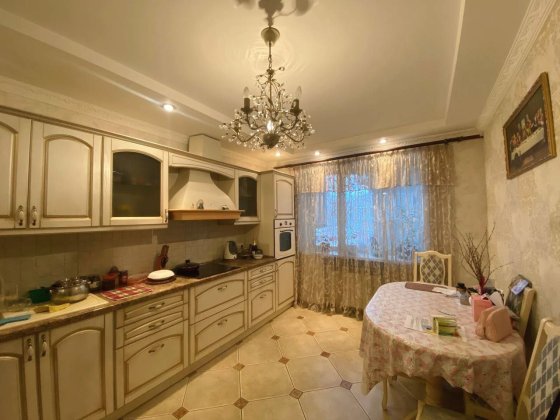 Продаж двокімнатної квартири з ремонтом, площа Святошинська 1, Святошинський район, Правий берег. Київ