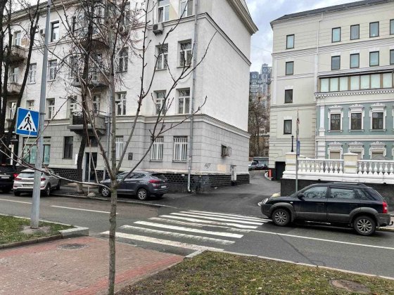 Двокімнатна сталінка в центрі біля Хрещатика, Арсенальної, Маріїнського парку. Киев