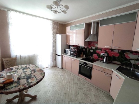 Продам 3-кімнатну квартиру з євроремонтом в ЖК Паркові Озера Киев