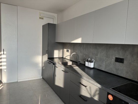 Продаеться 1 кімнатна квартира Дніпровський р-н, Соборності 30, дизайнерський ремонт, видова Киев