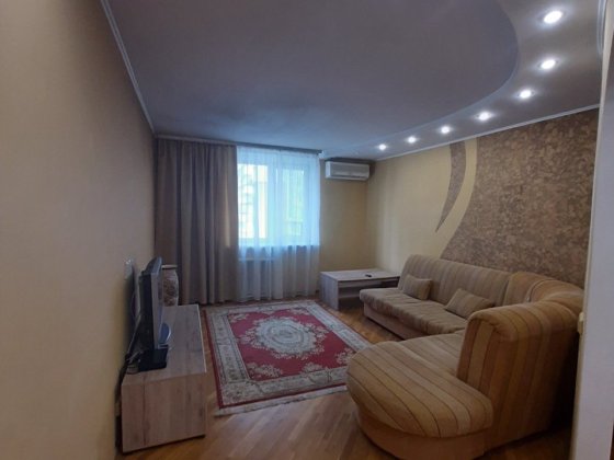 Продається 3-х кімнатна квартира 82 м2. Пл.Святошинська 1 Київ