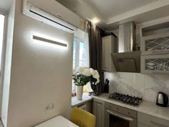 Продаж 1-к квартири вул. Набережно-Хрещатицька 33 Киев