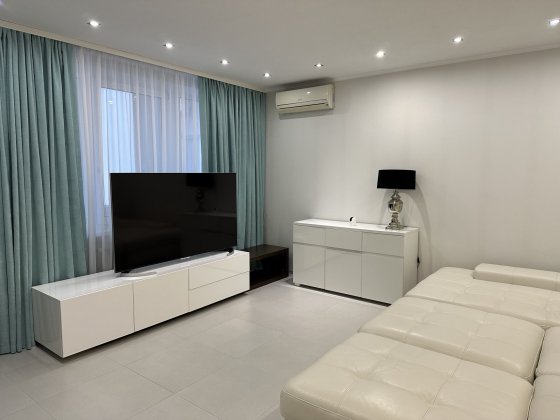 Продається 3-х кімнатна квартира, лівий берег, Дарницький район, вул. Михайла Гришка 9. Київ