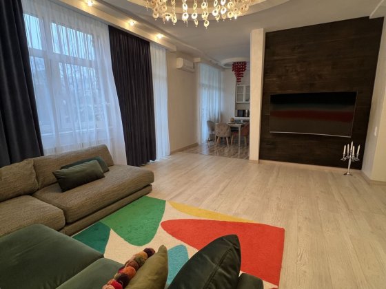 Продам 3к квартиру з ремонтом у ЖК Пори Року метро Вокзальна Київ