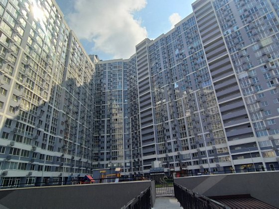 Продам 2х кімнатну квартиру біля метро Харківська, ЖК Лебединий, Ревуцького 40г Киев