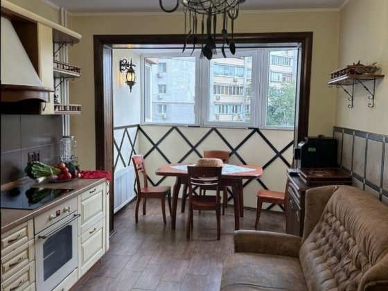 Продається 3-кімнатна квартира з дизайнерським ремонтом та меблями, вул. Смілянська, 15. Київ