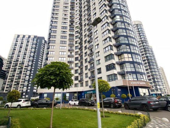 Продаж 3к квартири 96.5 кв. м на вул. Осокорська 7 Київ