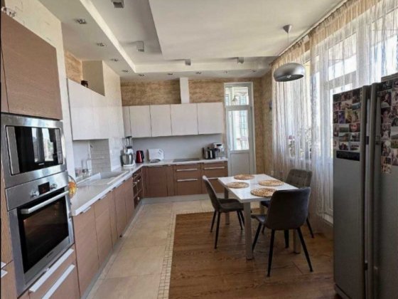 Трьохкімнатна, дизанерська, видова квартира Престиж Холл Київ