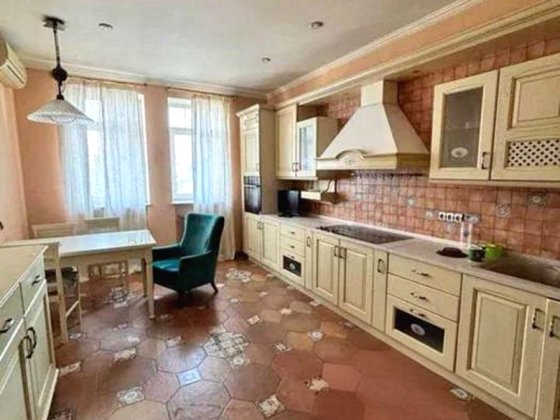 Продаж 3-кімнатної квартири з ремонтом у Печерському районі, по вул. Панаса Мирного 12 Київ