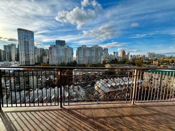 ЖК бiзнес класу «52 Перлина» (Pechersk Plaza), вулиця Михайла Бойчука 19а. Киев