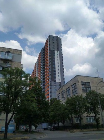 Продаж 2-кімнатної квартири на Дарницькій площі, на вул. Сосюри,6 - фото 1