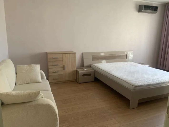 Продається простора 1-кімнатна квартира з ремонтом вул. Героїв Дніпра 75 - фото 1