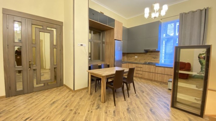 Продаж ексклюзивної 2-кімнатної квартири в центрі, з меблями і сауною - фото 1