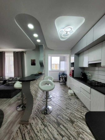 велика 3-кімнатна квартира в обжитій новобудові - фото 1