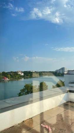 Продаю пентхаус на озері з власним експлуатованим дахом - фото 1