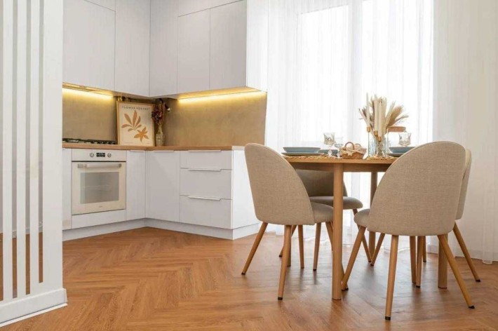 Продаж 2 кім. квартири з Сучасним ремонтом та Меблями поряд з Центром! - фото 1
