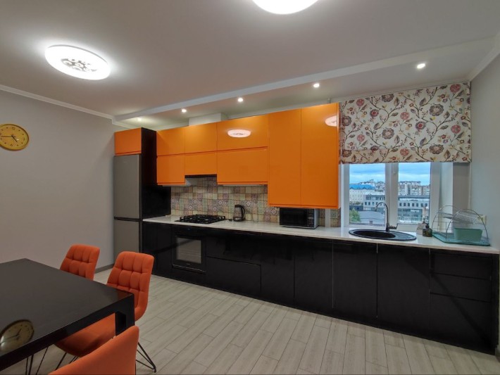 Продам простору 2-кімнатну квартиру в центрі! - фото 1