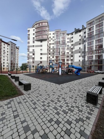 Продам  простору 2 кімнатну квартиру на 4 поверсі в сучасному ЖК - фото 1