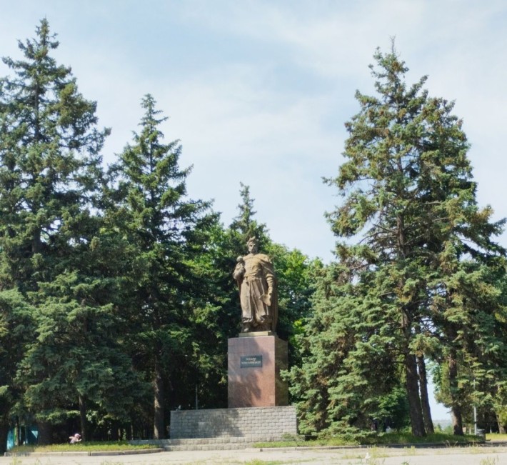 2-я квартира 4 этаж  Универмаг  Сталинка - фото 1