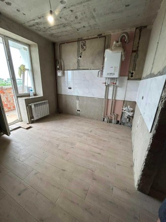 Продам 1 кімнатну квартиру з частковим ремонтом у місті Буча - фото 1
