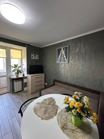 Двокімнатна з ремонтом у центрі міста! Три балкони! 75 м2. Мін.податки - фото 1