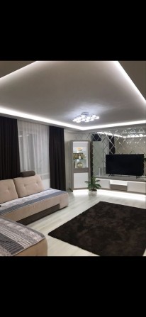Продам 3-кімнатну квартиру в центрі міста - фото 1