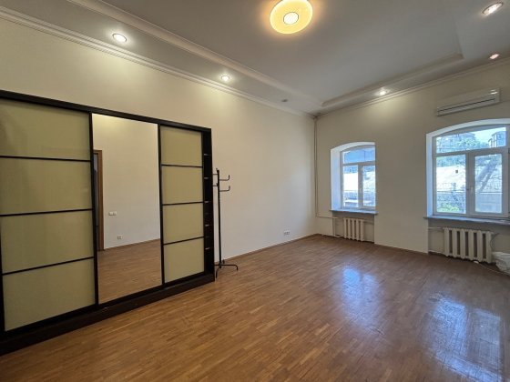 Продам 3 кімнатну квартиру в центрі Києва вул. Михайлівська 18а  Майдан Нежзалежност Київ