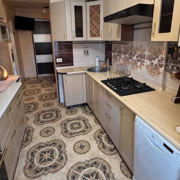 Продається 3 кім квартира з і.о - фото 1