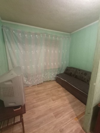 Продам гостинку метро Индустриальная 1-а минута - фото 1