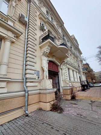 ВЫГОДНО!  Центр.  40 кв.м.  Балкон. Перспективно под сдачу. - фото 1