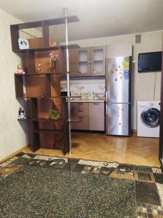 Продам гостинку возле метро Малышва, ул. Кошкина 2 - фото 1