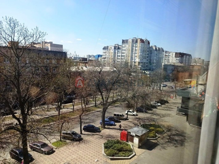 Продається простора 3-кімнатна квартира в самому серці міста! - фото 1