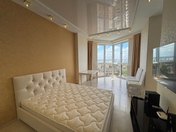 Продам 1 кімнатну квартиру з ремонтом 
вулиця Солом'янська 15а. Київ