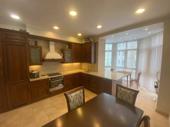 Простора 3-кімнатна квартира біля Дніпра, Оболонь Київ