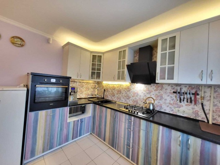 Продам  3 кімнатну квартиру в центрі. - фото 1