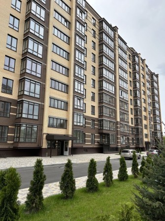 Простора 2-кімнатна квартира на низькому поверсі - фото 1