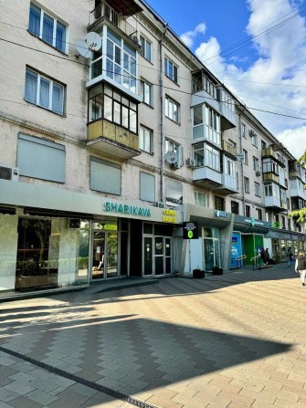 Продам 2 кім. квартиру в центрі з меблями та технікою від власника - фото 1
