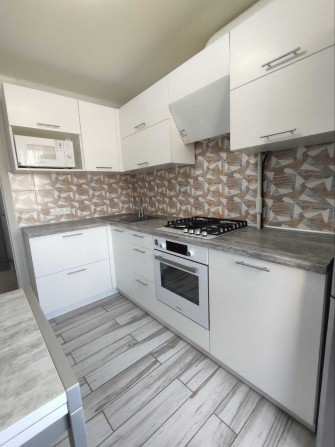 Продам 3 ком. квартиру с РЕМОНТОМ ул.Калиновая (Левый берег) - фото 1