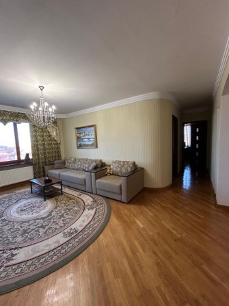 Продається простора 4-х кімнатна квартира в самому центрі міста. - фото 1
