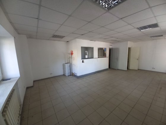 Магазин\послуги на 1 поверсі в центрі міста