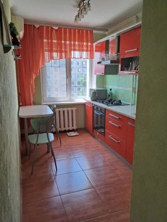 Продам 2 комнатную квартиру на ж/м Победа 6 , пр. Героев 32 - фото 1
