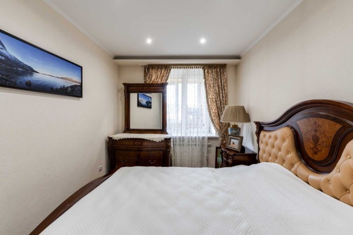 Продаж 3 кімнатна вулиця Глушкова 32 метро Треремки - фото 1