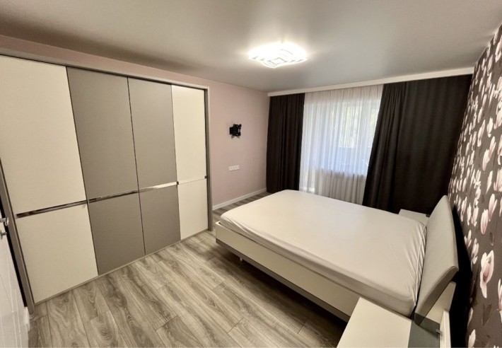 Продаж 3 кімнатної квартири з євроремонтом на Площі Перемоги - фото 1