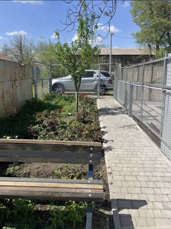 Продам уютную однокомнатную квартиру с участком - фото 1