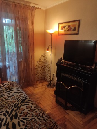 Продам 2-х комнатную квартиру 2/5,центр  т.+380984160033 - фото 1