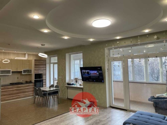 Продается 3-х комн. квартира 107 кв. м. с ремонтом возле КЗ им. Глинки - фото 1