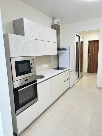 1 комнатная квартира с ремонтом в новом доме, закрытый комплекс - фото 1