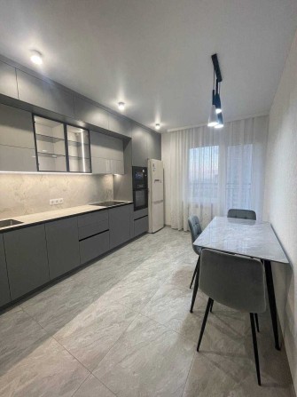 Продам 2 кімнатну квартиру у новому житловому комплексі на Сахарова. - фото 1