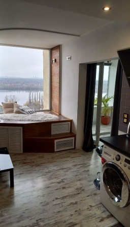Продам видовую двушку с мебелью и техникой.. - фото 1