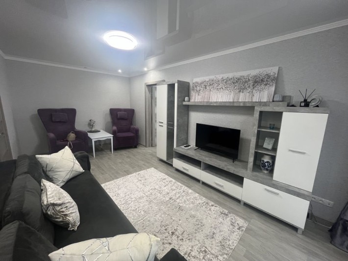Продаж 2 к.к. з євроремонтом, меблями в Центрі. - фото 1